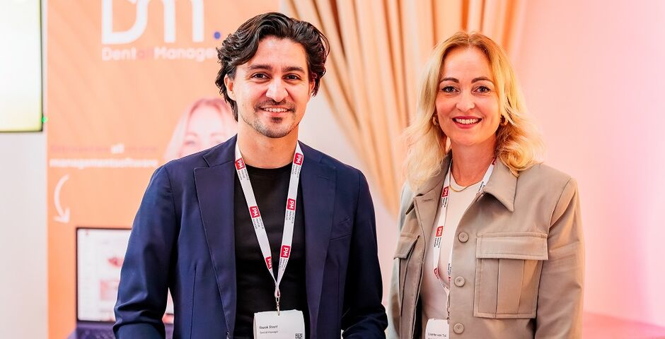 Razek Sharif en Lisette van Tol presenteren DentallManager - Dag van de Praktijkmanager, 16 mei 2024 (Foto: Ewald Geerdink)